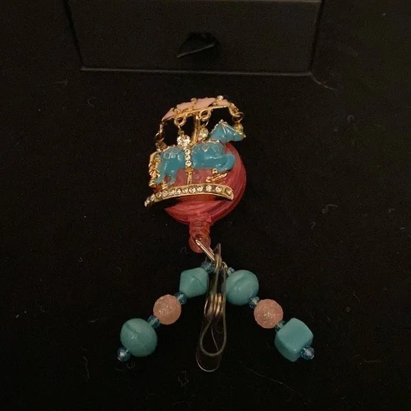 Hand crafted Carousel poney badge holder - Picture 3 of 7